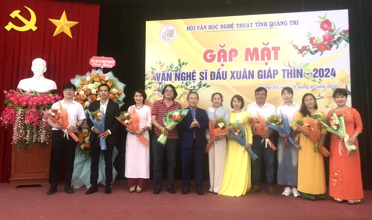 Hội VHNT tỉnh trao quyết định kết nạp hội vi&ecirc;n mới - Ảnh: C.N